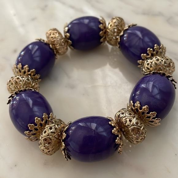 Chunky purple beads & silver tone elasticized bracelet - Picture 3 of 5